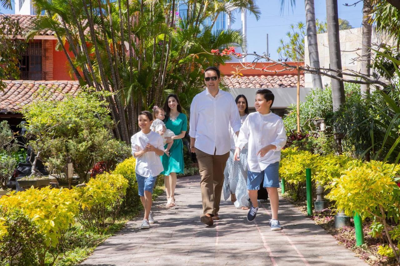 Hosteria Las Quintas Hotel Restaurante Bar Куернавака Екстериор снимка The family of the President of the Republic, Jair Bolsonaro, in 2019.