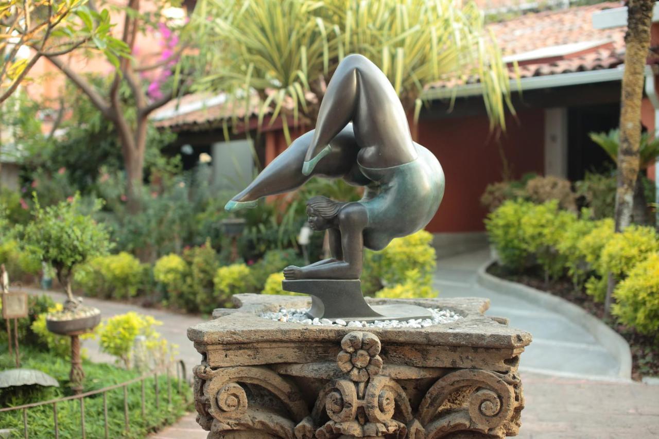 Hosteria Las Quintas Hotel Restaurante Bar Куернавака Екстериор снимка Sculpture of a contortionist