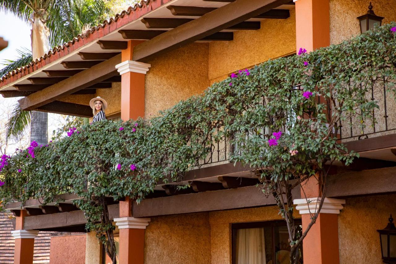 Hosteria Las Quintas Hotel Restaurante Bar Куернавака Екстериор снимка A bougainvillea hedge