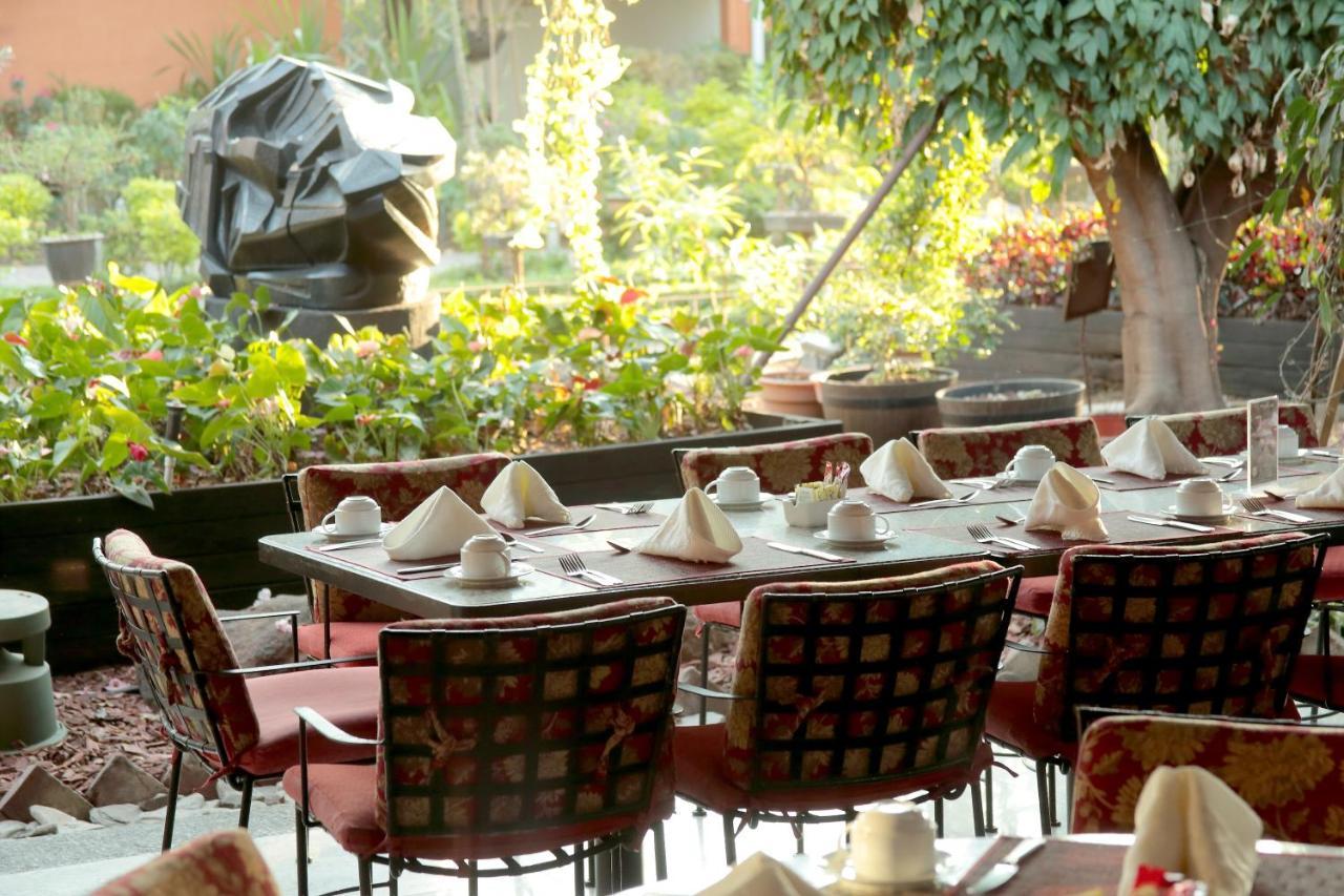 Hosteria Las Quintas Hotel Restaurante Bar Куернавака Екстериор снимка The restaurant's patio