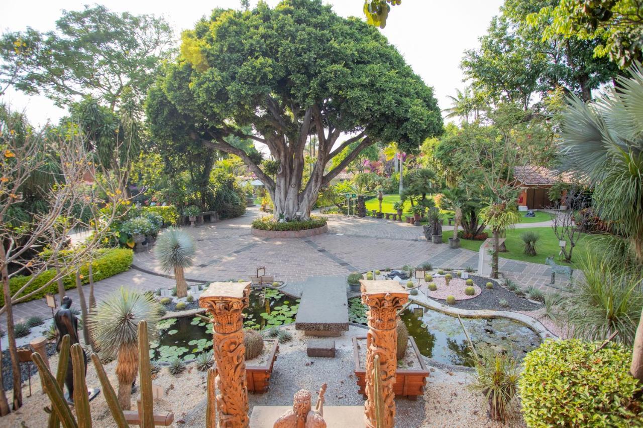 Hosteria Las Quintas Hotel Restaurante Bar Куернавака Екстериор снимка The main tree at the center of the garden