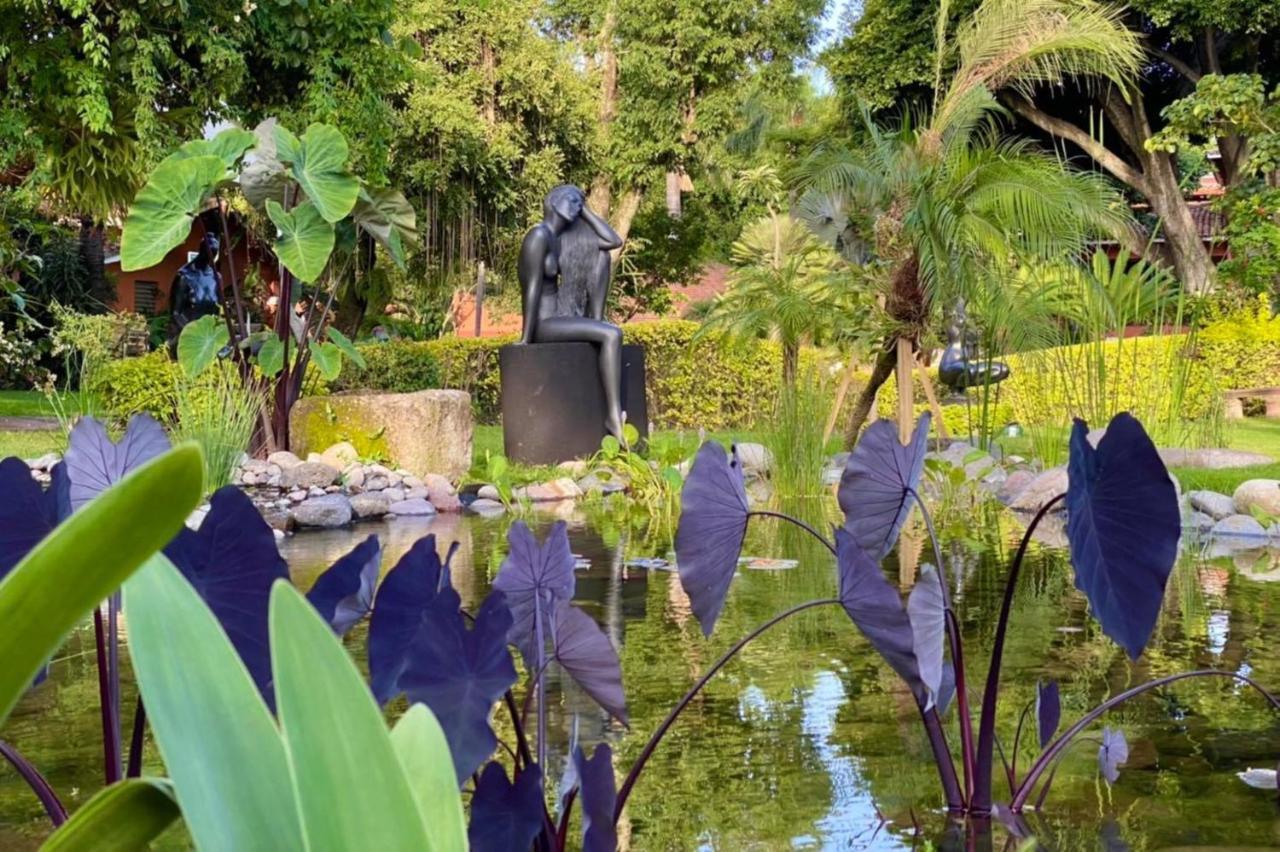Hosteria Las Quintas Hotel Restaurante Bar Куернавака Екстериор снимка Sculpture in the garden